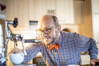 Kaffee mit Ralph Chr. Baumgartner Ralph Chr. Baumgartner macht Kaffee mit einer chromenen Espressomaschine