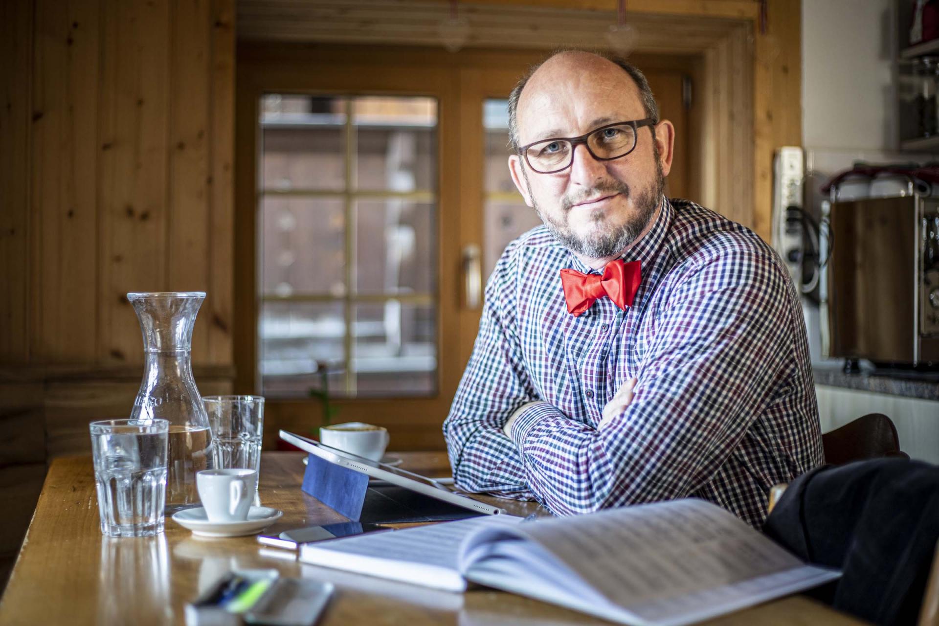 Am Tisch mit Ralph Chr. Baumgartner Ralph Chr. Baumgartner am Tisch