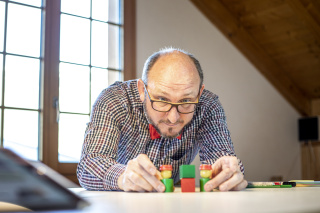 Zwei Spielfiguren mit einer Wand dazwischen - moderiert von Ralph Baumgartner Zwei Spielfiguren mit einer Wand dazwischen - moderiert von Ralph Baumgartner